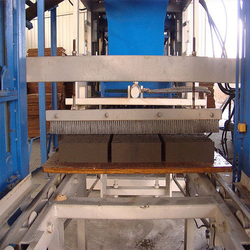 選擇重慶小型免燒磚機(jī)，永昌建材助您高效生產(chǎn)水泥磚